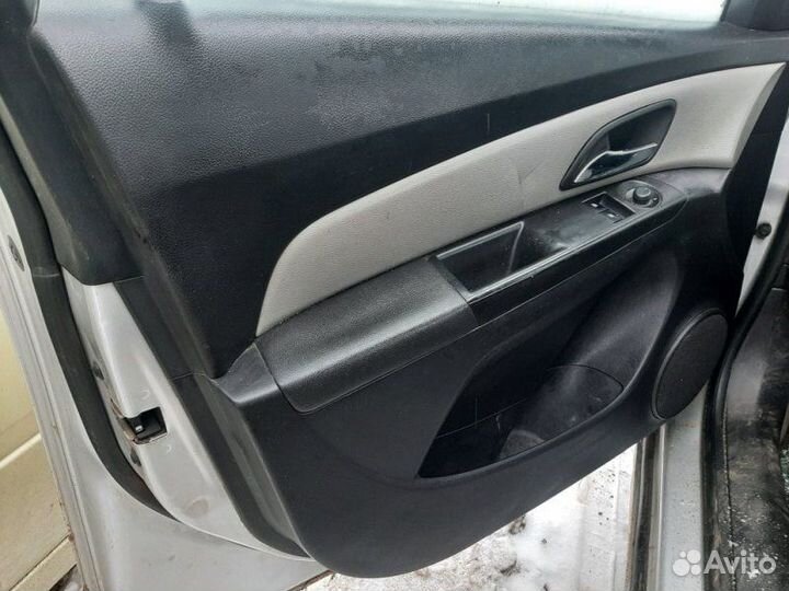 Обшивка двери Chevrolet Cruze Z18XER 2013