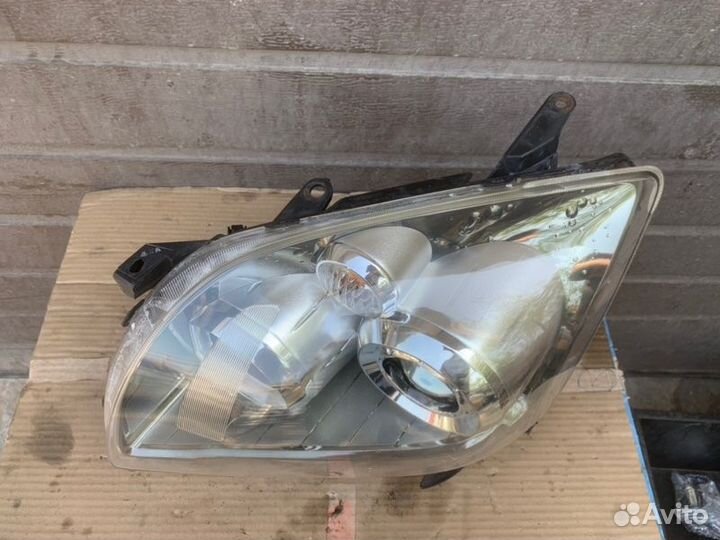 Фара галогеновая передняя левая Toyota Avensis 2