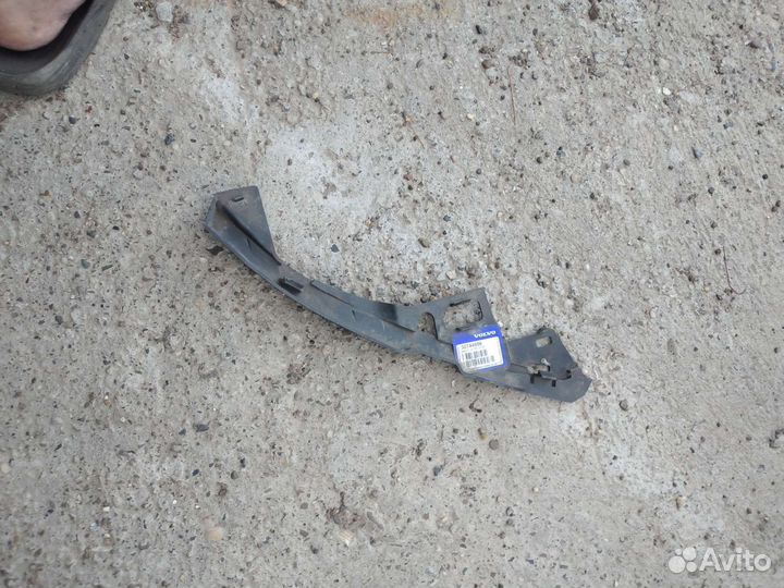 Крепление бампера под фарой volvo s40 v50 c30