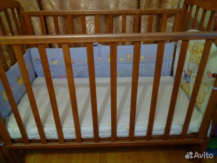 Детская кроватка с маятником