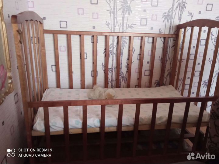 Детская кроватка с продольным маятником