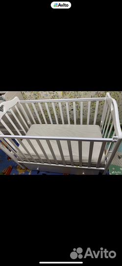 Детская кроватка с маятником и ящиком