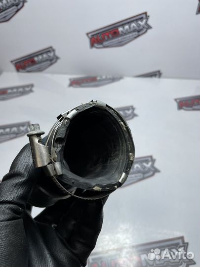 Патрубок интеркулера лев Volkswagen Touareg GP