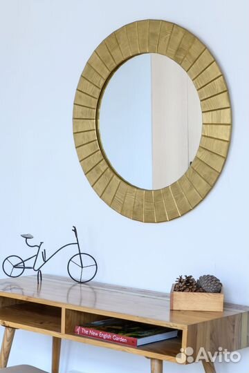 Круглое настенное зеркало с рамой из массива