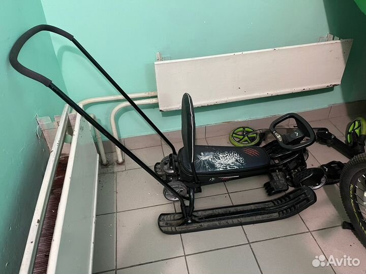 Снегокат с ручкой и колесами