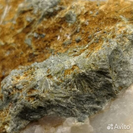 Магнезиофойтит на кварце