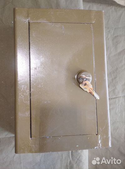 Сейф металлический маленький