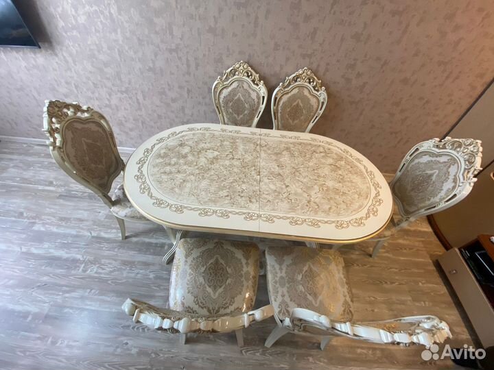 Стол и стулья