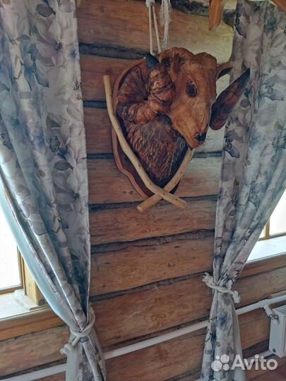 Деревянная фигура из массива с элементами декора