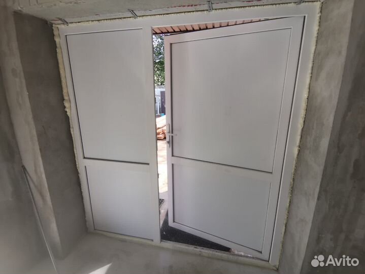 Пластиковая дверь входная