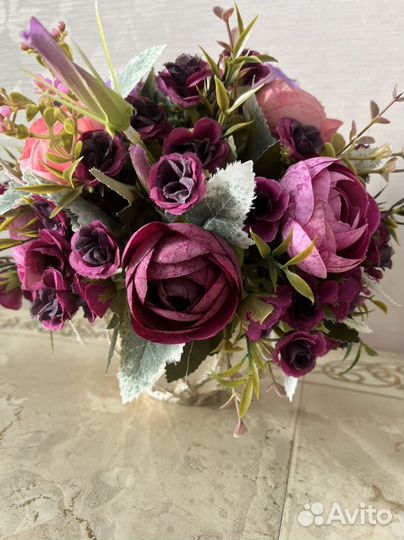 Ваза с искусственными цветами