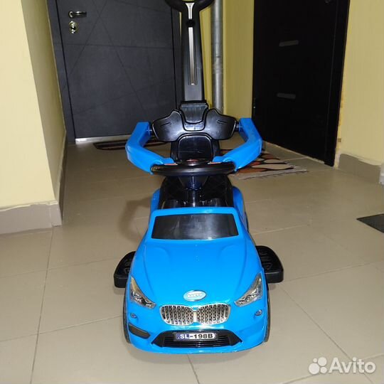 Машина каталка толокар с ручкой. Забронировано