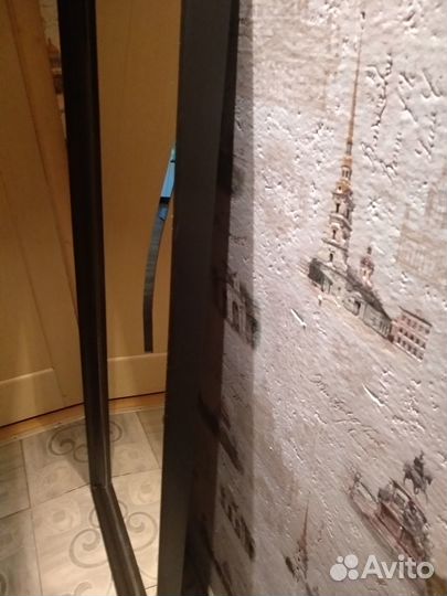 Большое настенное зеркало в деревянной раме