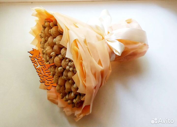 Букет из орехов