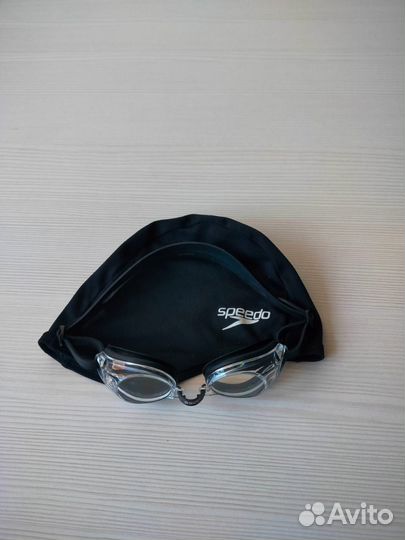 Очки и шапочка для плавания