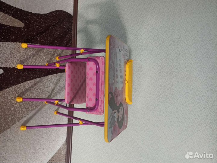 Детский письменный стол и стул