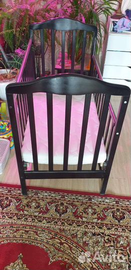 Детская кроватка с маятником