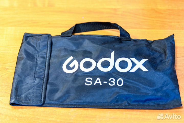 Godox S30 - светодиодный Осветитель