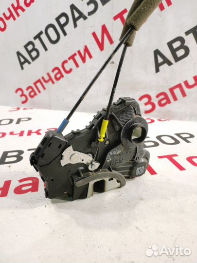 Замок боковой двери передний правый Toyota Corolla