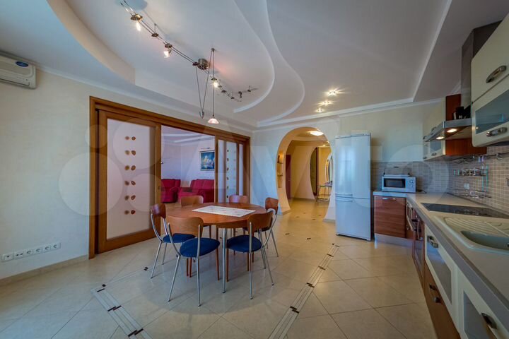 2-к. квартира, 127 м², 2/4 эт.