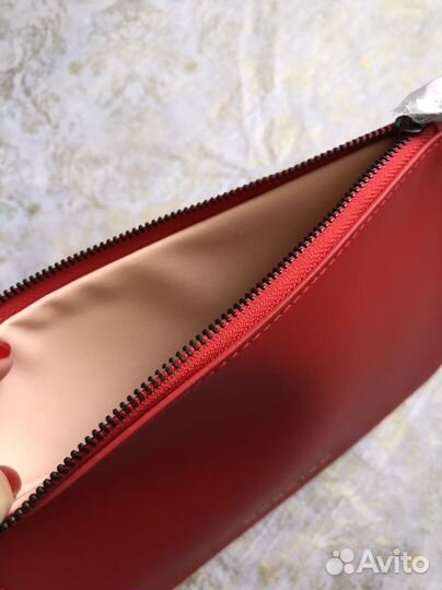 Косметичка- клатч красная narciso +набор аромата