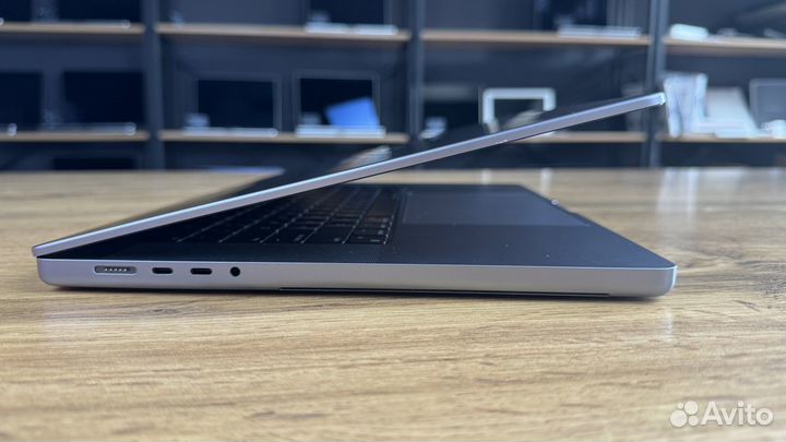 Топовый MacBook Pro 16 M1 Pro 32 АКБ 100%