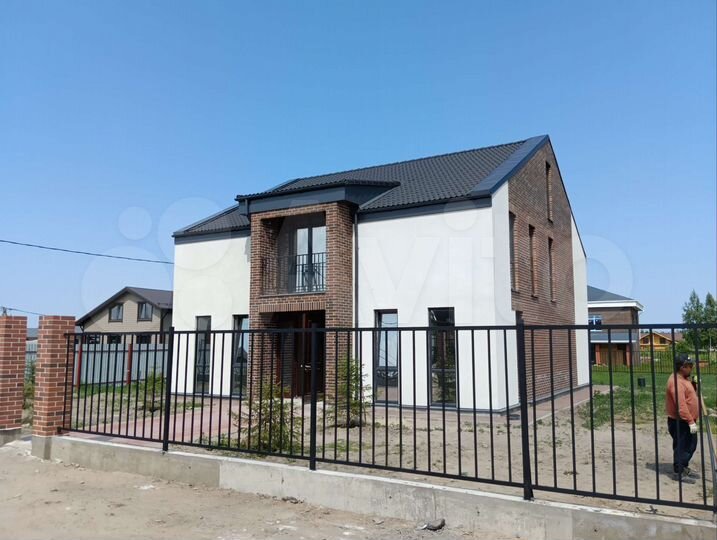 Коттедж 211 м² на участке 12 сот.