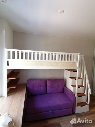 Кровать чердак с лестницей комодом