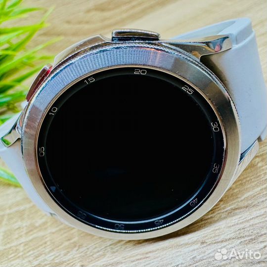 Смарт-часы Samsung Galaxy Watch 4 Classic 42mm