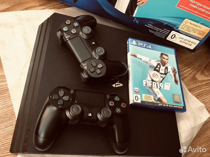 PS4 Pro 1 tb два джойстика, игра на диске