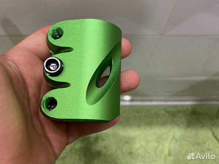 Зажим для трюкового самоката