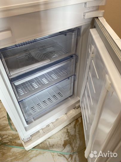 Холодильник встраиваемый новый