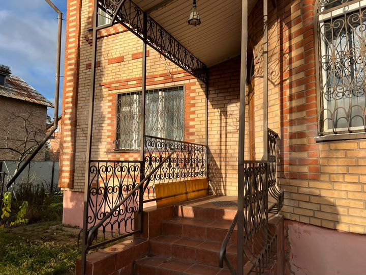 Дом 393,8 м² на участке 9 сот.