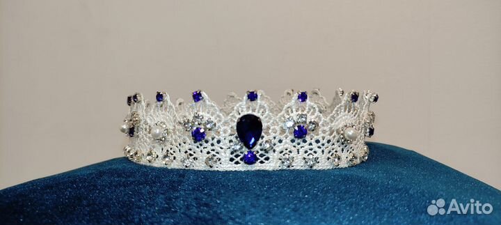 Корона из кружева с синими стразами
