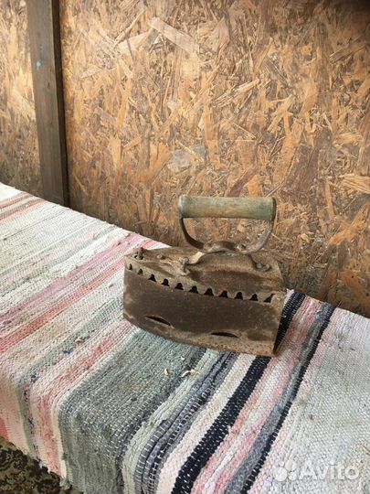 Старинный угольный утюг