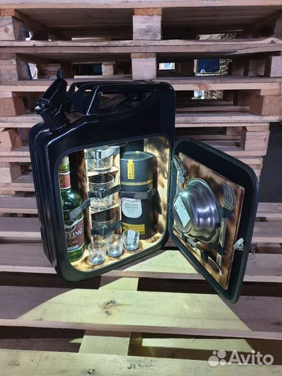 Канистра Бар с обоженным деревом и набором посуды