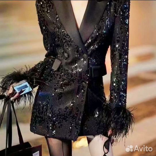 Пиджак с перьями и пайетками