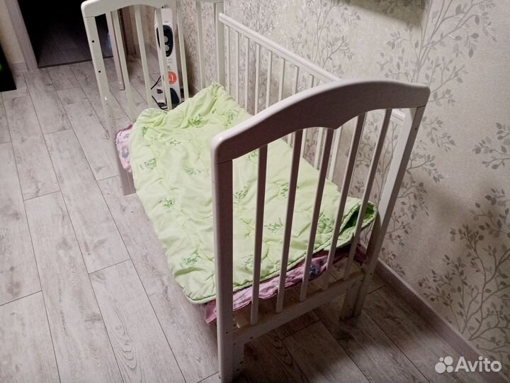 Детская кроватка с поперечным маятником