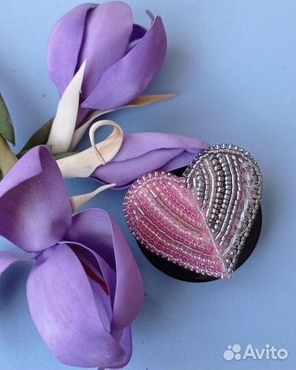 Брошь Сердце ручной работы из бисера