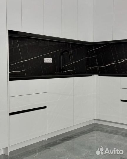 Стильная угловая кухня