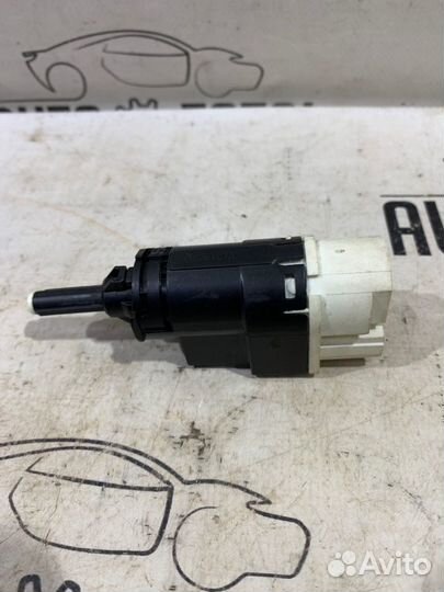 Датчик включения стоп сигнала Nissan Terrano D10