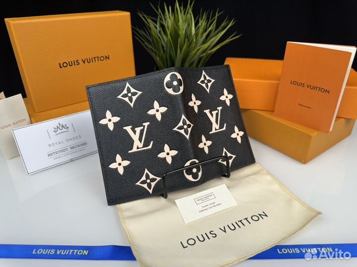 Обложка для паспорта Louis Vuitton женская