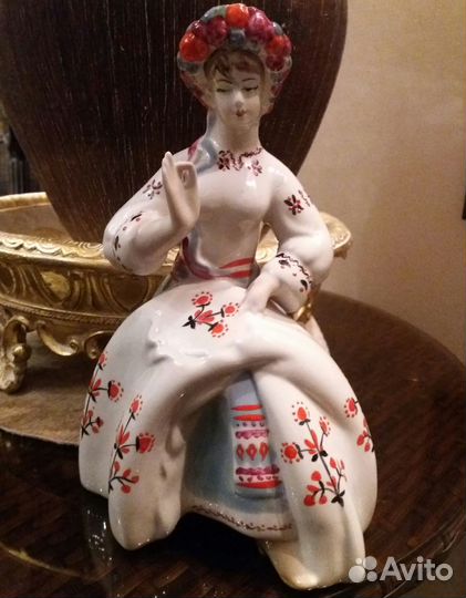 Фарфоровая статуэтка СССР Вышивальщица