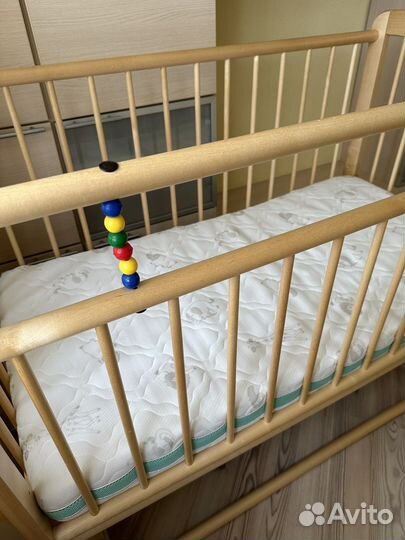 Детская кроватка с маятником