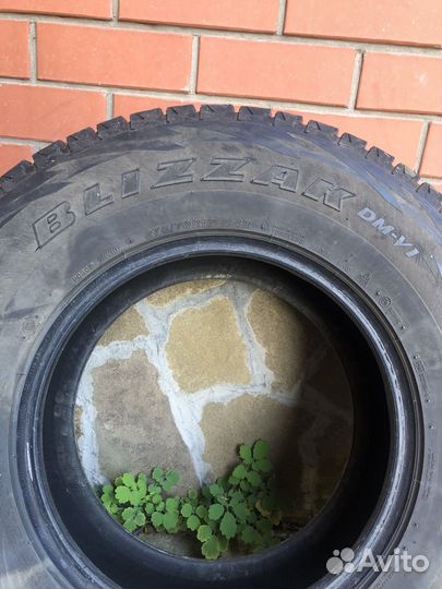 Bridgestone Blizzak DM-V1 275/70 R16