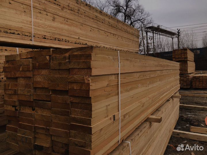 Строительный материал: доски из лиственницы