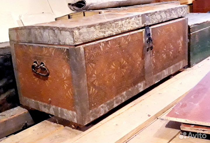 Сундук старинный