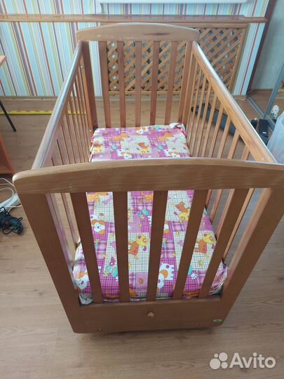 Детская кроватка с маятником