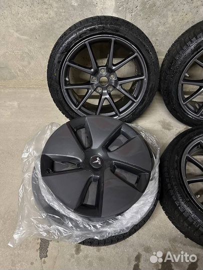 R18 Triangle Snowlink TWT02 235/45, PCD 5x114.3 DIA 64.1