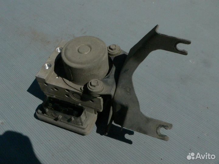 Блок ABS (насос) nissan Juke (F15) 2011